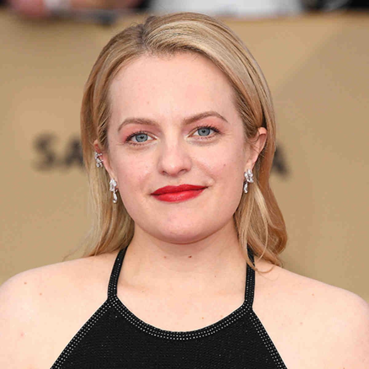 elisabeth, moss, arrives, the